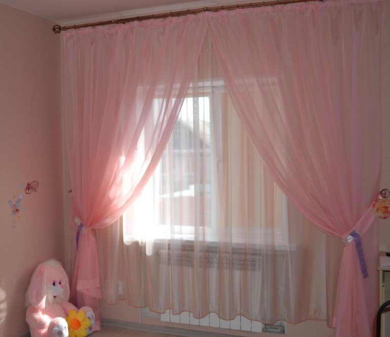 Mga kulay rosas na pleated tulle sa kuwarto ng isang preschool girl