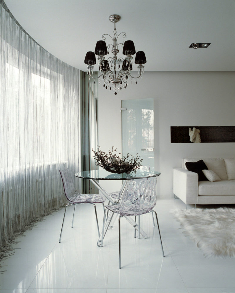 Prostokątny tiul w minimalistycznym salonie