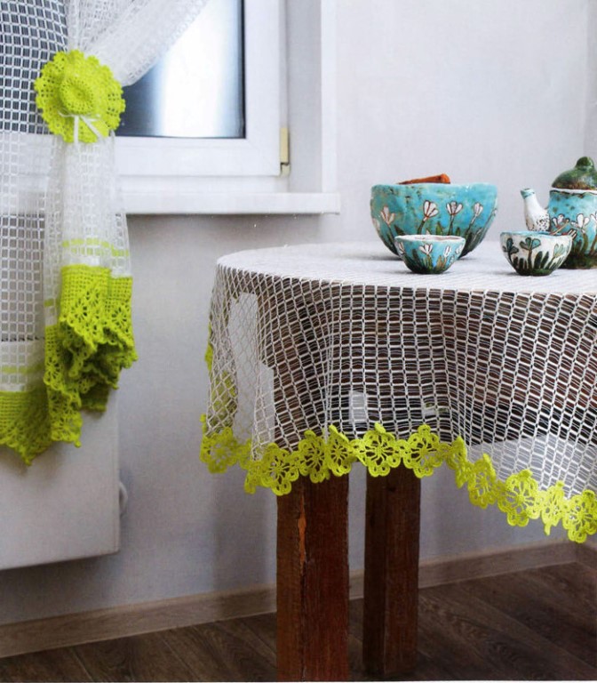 The combination of knitted curtains and tablecloths on a wooden table
