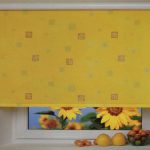 الستائر الصفراء الزاهية لنوافذ المطبخ
