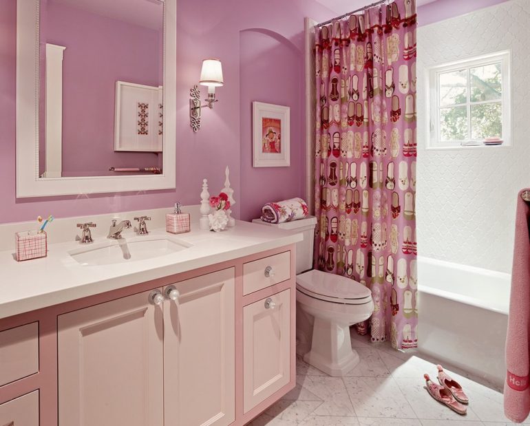 Różowa łazienka z jasną kurtyną