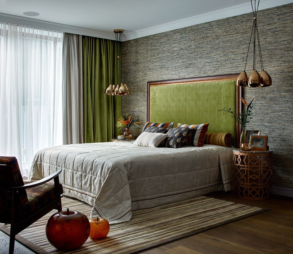 Güzel bir yatak odasında gri-yeşil perdeler