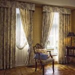 jacquard gardiner i ett litet vardagsrum