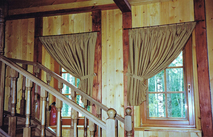 gordijnen in een houten huis