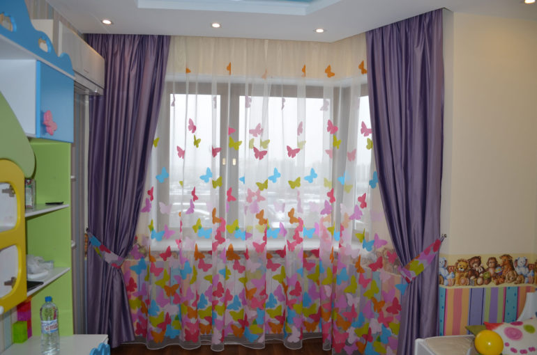 tila s leptirima u dječjoj sobi