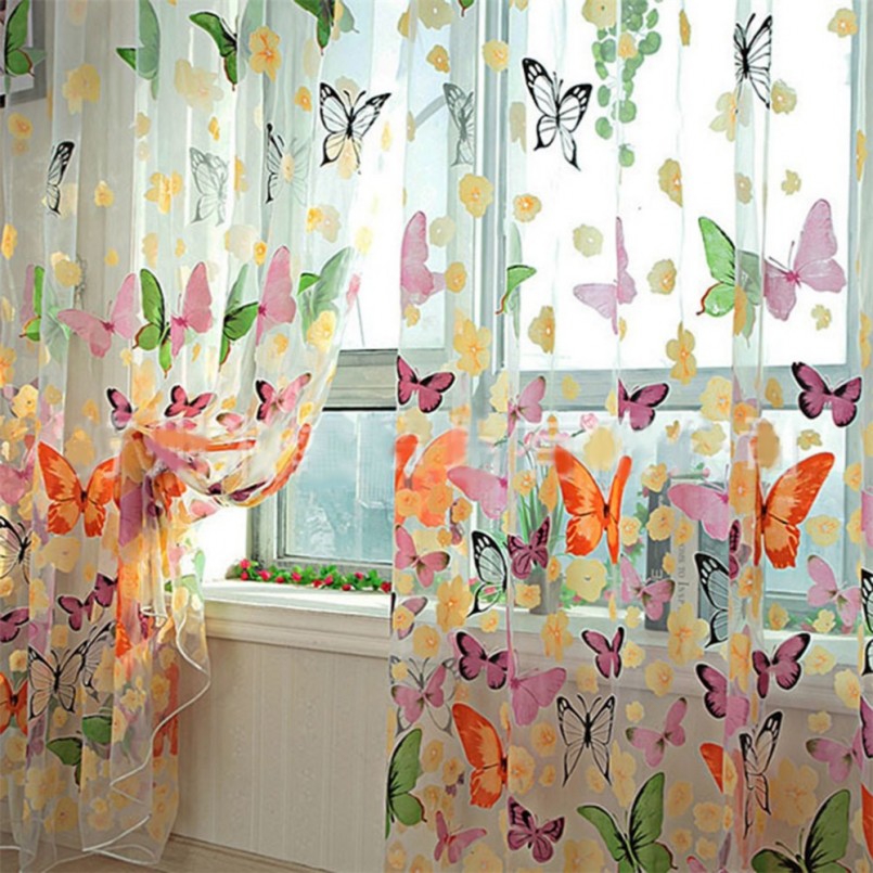 tylu v dětském pokoji s motýly