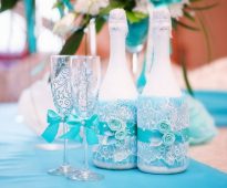 pezsgős üvegek esküvői csipke díszítése