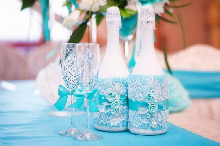 dekoracja butelek szampana na koronkę ślubną