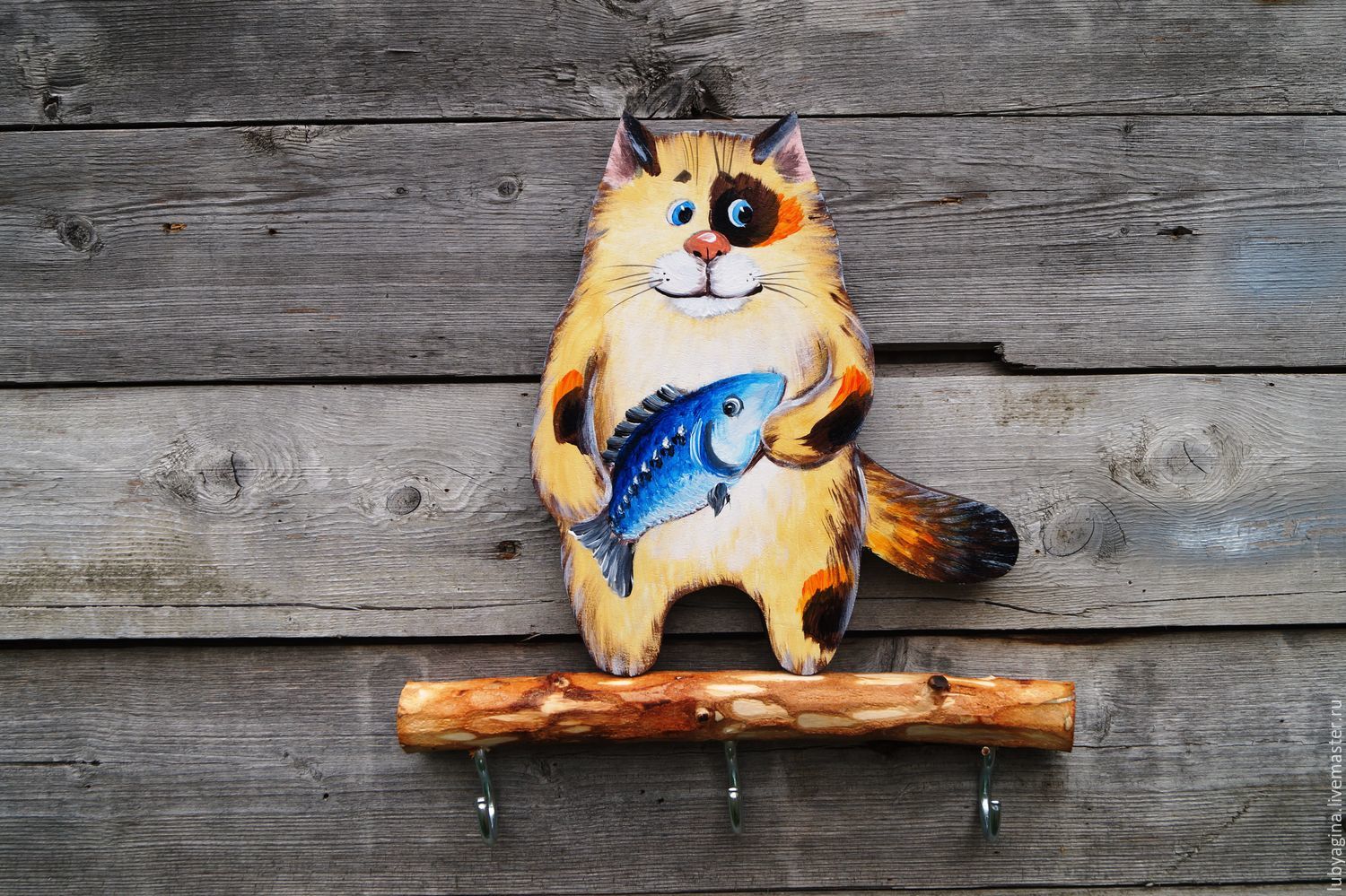 domaćica mačka s ribom