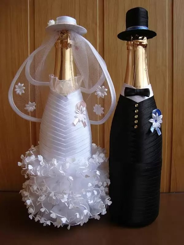 decoration of champagne bottles for a wedding