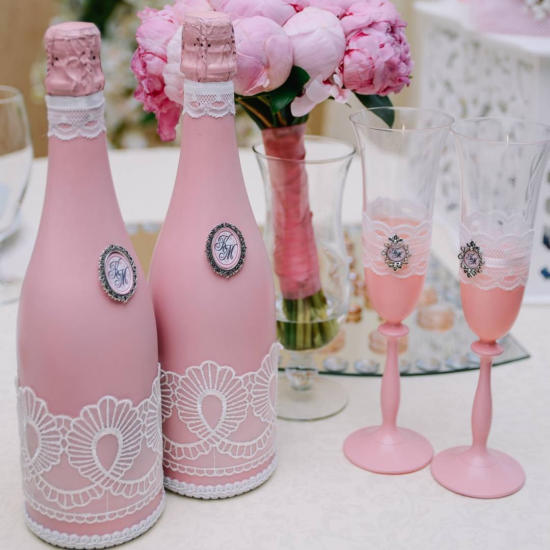 decoration of champagne bottles for a wedding photo