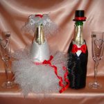 bir düğün fotoğrafı için şampanya şişeleri dekorasyon