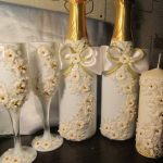 dekoration av champagneflaskor för ett bröllopsdesignidé