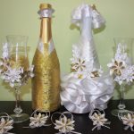 dekoration av champagneflaskor för ett bröllop