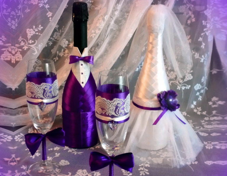 decoration of champagne bottles for a wedding photo