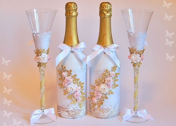 dekoration av champagneflaskor för ett bröllop
