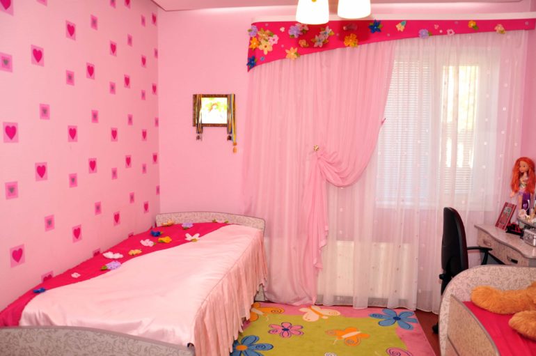 ružičasti til u dječjoj sobi