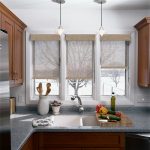 záclony na malých oknech v kuchyni