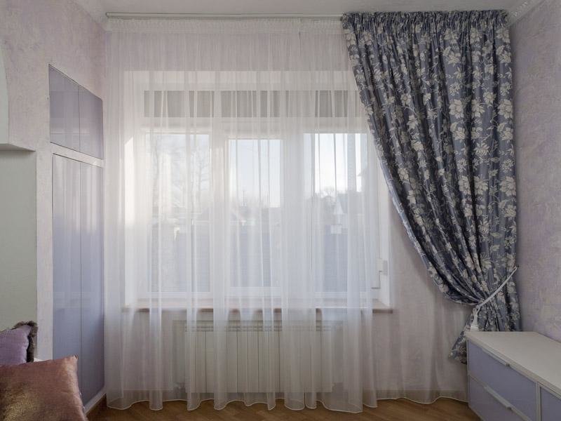 Curtains on one side of the window decoration ideas