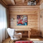 gordijnen in een houten huis heeft een foto