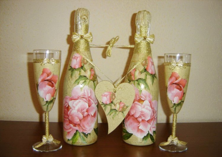 dekorera champagneflaskor för ett decoupagebröllop