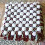 coperta di pompon marrone bianco