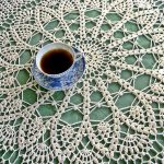 Ang crocheted tablecloth para sa bahay