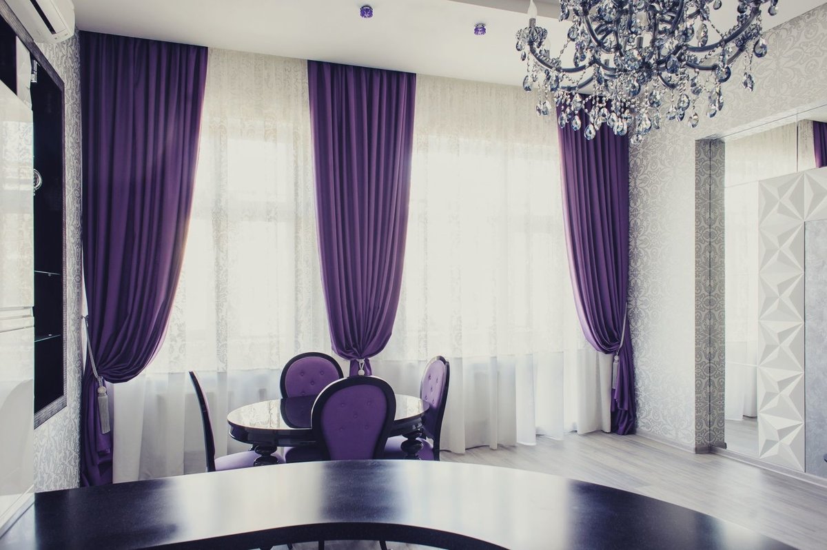 fialové závěsy v obývacím pokoji