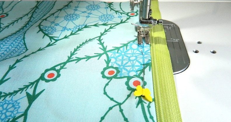 how to sew a zipper in a pillowcase