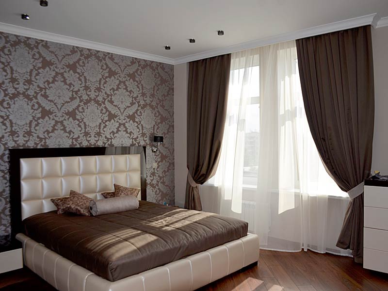 yatak odası iç fotoğraf için perdeler ve yatak örtüleri bir dizi