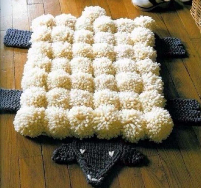 dywanik wykonany z pomponów