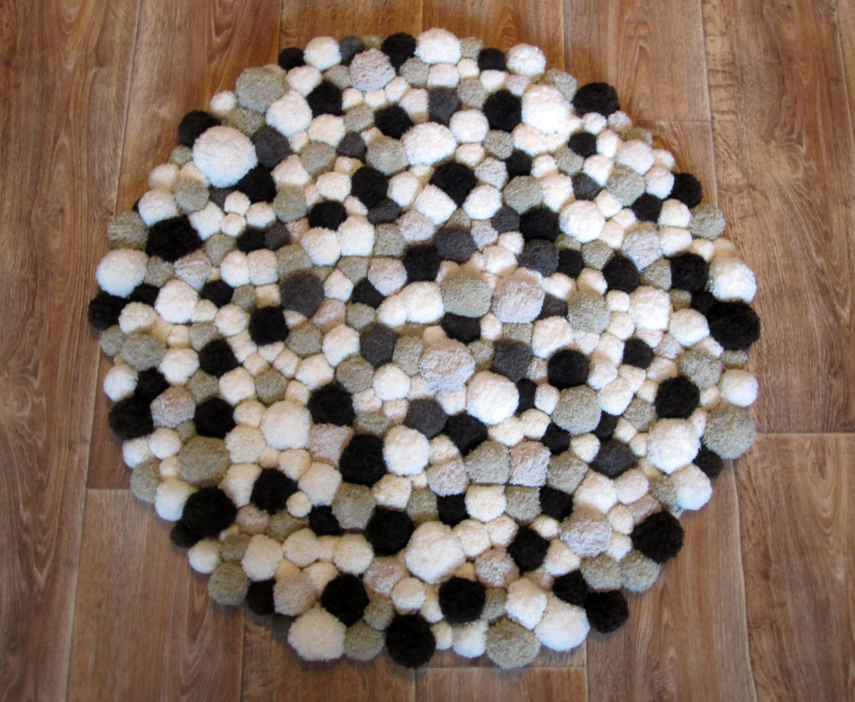 okrągły dywanik z pomponami