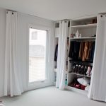 الستائر في غرفة تبديل الملابس بدلا من الصورة الداخلية الباب