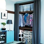 gardiner i omklädningsrummet istället för dörrfotodekoration