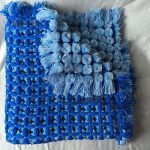 coperta di pompons blu e blu