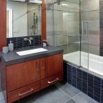 skleněná opona pro koupelnové možnosti