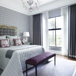 yatak odası tasarımı fotoğrafları için bir perde ve yatak örtü seti seçin