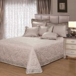yatak odası tasarım fikirleri için bir perde ve yatak örtü seti seçin