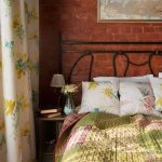 Yatak odası fotoğraf fikirleri için bir perde seti ve yatak örtüleri seçin