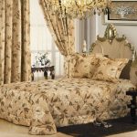Välj en uppsättning gardiner och sängkläder för sovrummets inredningsfoto