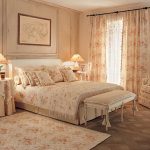 yatak odası seçenekleri için bir perde seti ve yatak örtüleri seçin
